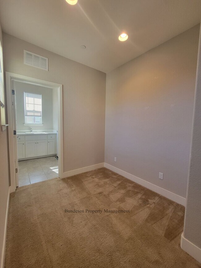 Building Photo - 1829 Kelly Pl