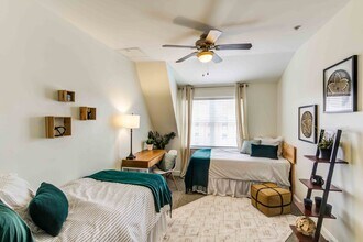 The Oaks on The Square photo'