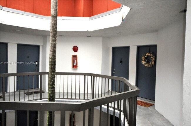 Foto del edificio - 9437 Fontainebleau Blvd