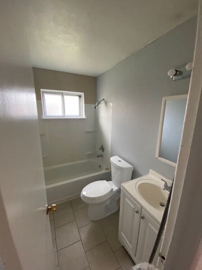 Building Photo - 3 Bedroom, 1 Ba Ranch