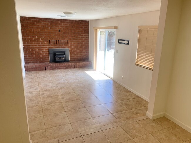 Foto del edificio - 3 bedroom home w/ large shop & office space!