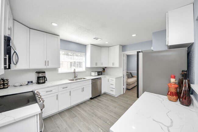 Building Photo - 5810 Wanakah Dr