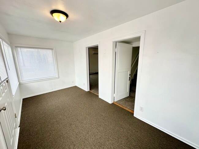 Building Photo - 610 S Pine St