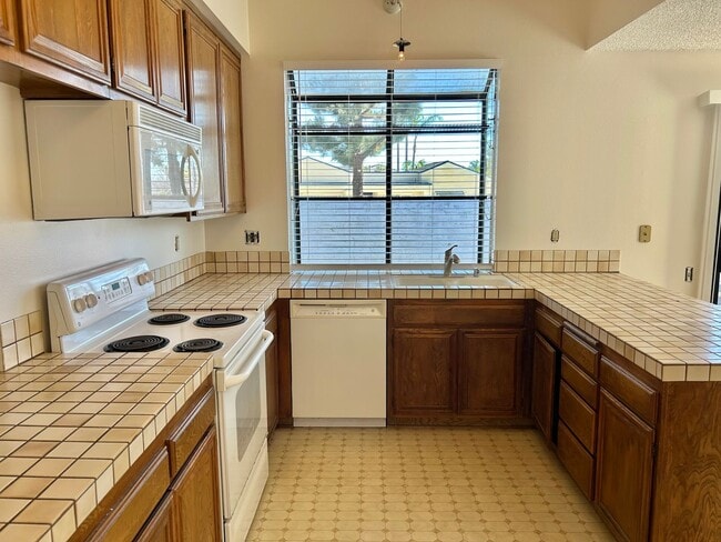 Foto del edificio - Freshly Painted 2BD/2BA 2 Car Garage with large Backyard