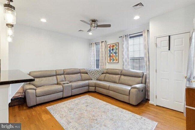 Generous sunlit LR - 3152 W Master St