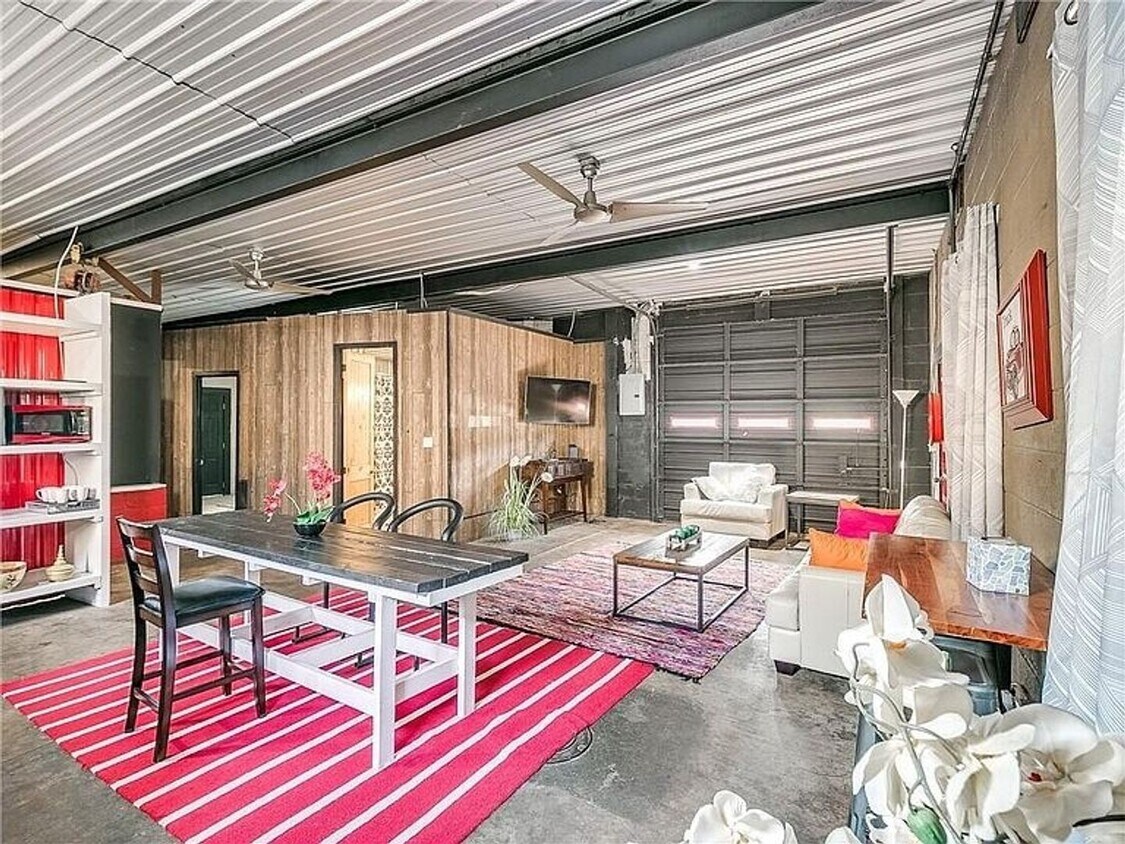 Foto principal - Super Cool Loft-like House near Downtown!