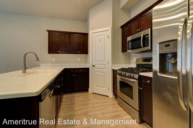 Foto del edificio - 3 br, 3.5 bath House - 120 W 3430 N