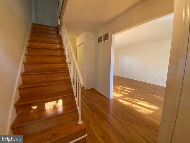 Foto del edificio - 6731 Bellamy Ave