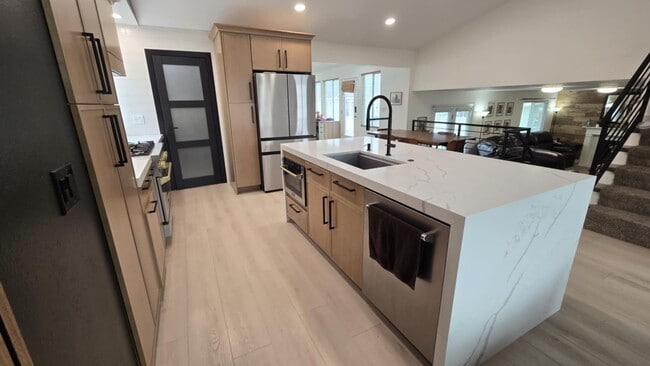 Cocina con microondas empotrado y electrodomésticos de alta gama. - 2504 W Pine Needle Pl