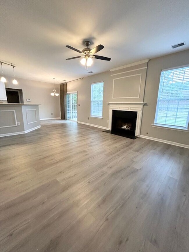 Foto del edificio - WELCOMING FOUR BEDROOM HOME IN WILLOWBROOKE