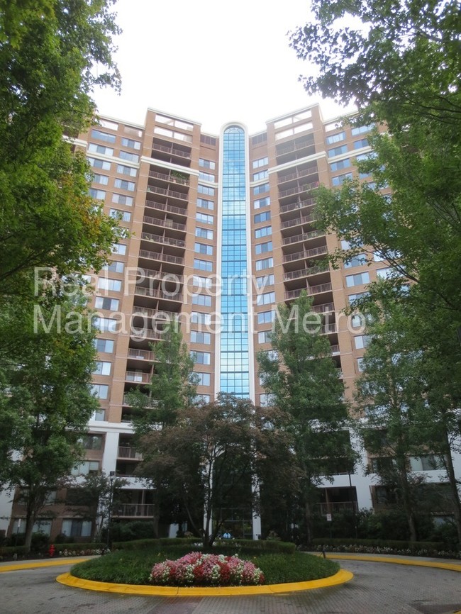 Building Photo - 10101 Grosvenor Pl