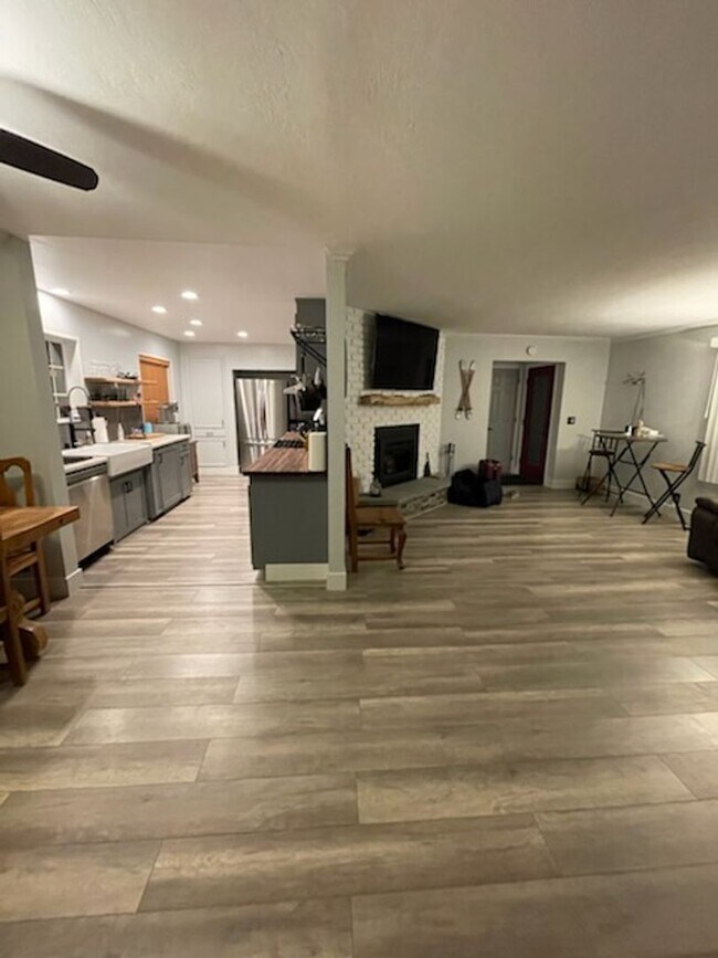 Foto del edificio - Large furnished mountaintop cabin with 2 car garage and hot tub