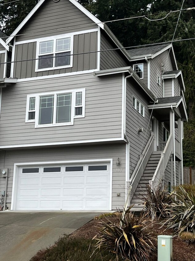 Foto principal - 3 Story, Large Home, Next to a Park with V...