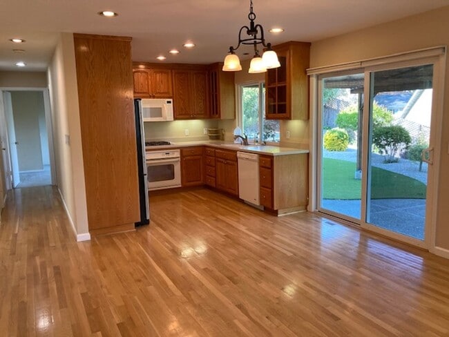 Foto del edificio - Available Now ~ Beautiful 4 bed/3 bath Home in Novato ~ Views ~ 2 Level