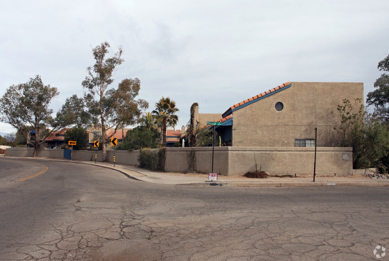 Building Photo - East Elm Place