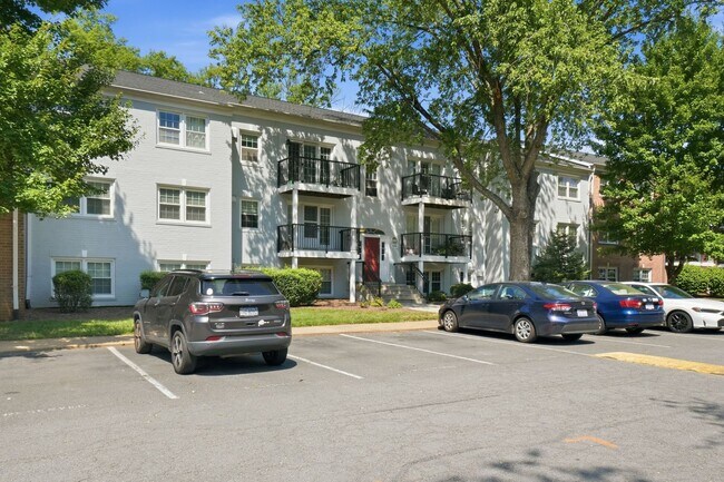 Building Photo - Discover stylish, low maintenance living in this beautifully updated two bedroom, one bathroom co...