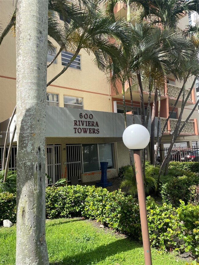 Foto del edificio - 600 NE 25th St