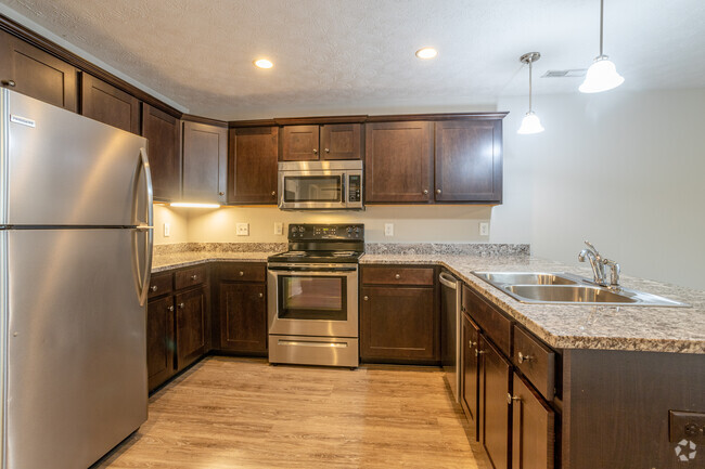 2BR, 1BA - 1,025 SF - Kitchen - 6 Mile Lane Apartments