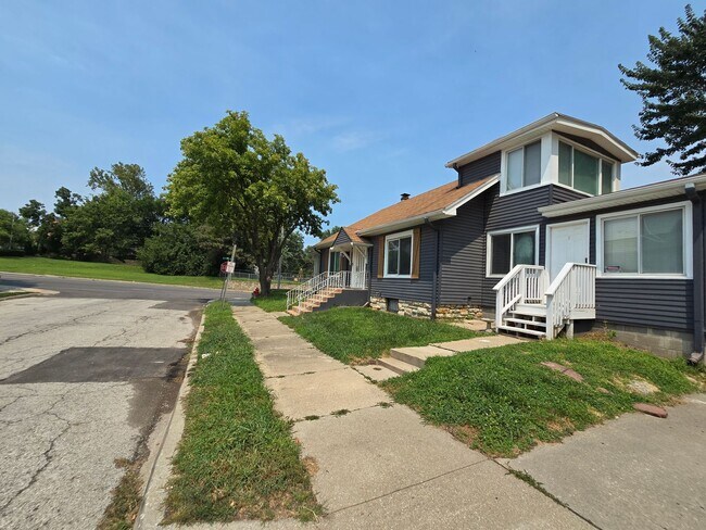 Foto del edificio - large three bedroom house with extra livin...