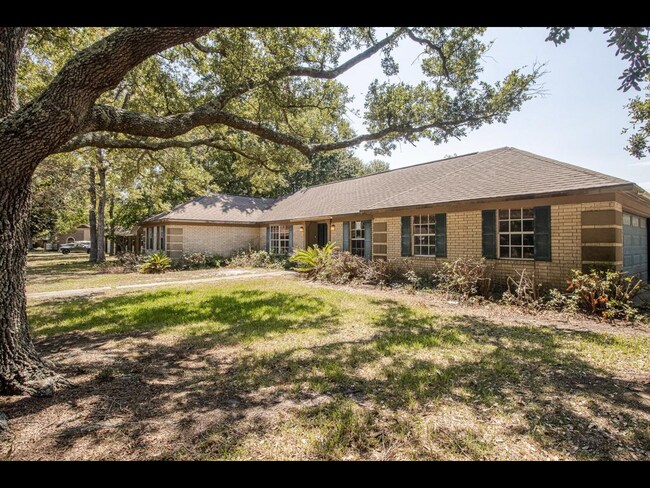 Building Photo - 750 Canterbury Dr