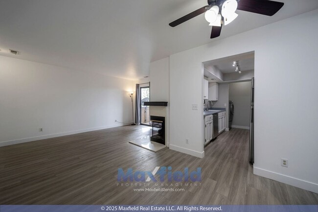 Building Photo - TOP LEVEL CONDO - 2BD 2 BA - NEW PAINT!