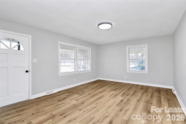 Building Photo - 526 Julia Ave
