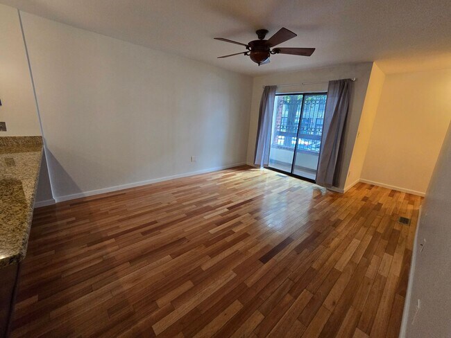 Foto del edificio - WASHINGTON SQUARE 2 BED 2 BATH BILEVEL APA...