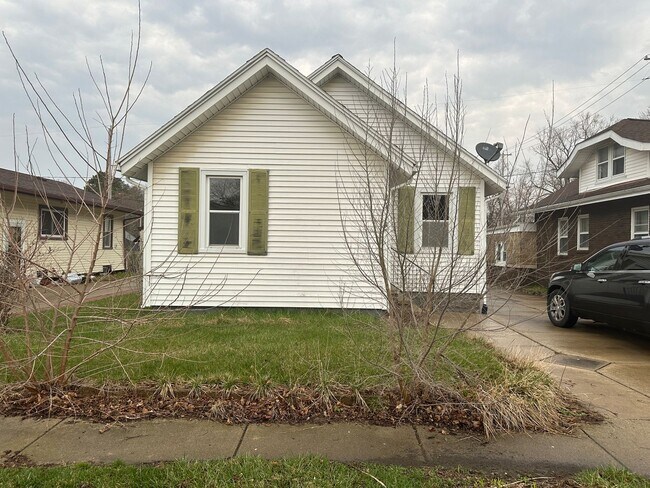 Foto del edificio - 404 E Bird-Charming single family home for rent in Vandercook Lake
