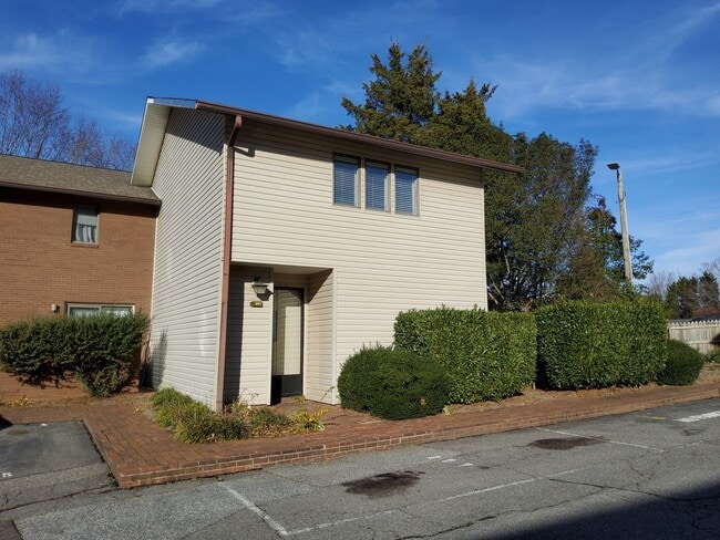 Building Photo - Forest Oaks on Country Club Road!