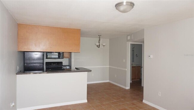 Building Photo - 220 Lake Parsons Green