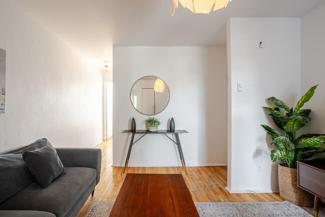 Photo du bâtiment - 4409A Avenue Coloniale-SI ID1601931P