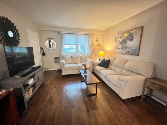 Living Room - 201 N Trenton St