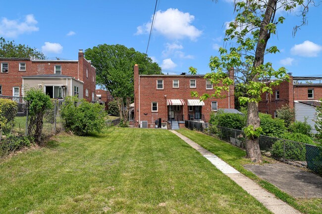 Foto del edificio - 5213 Blaine St NE