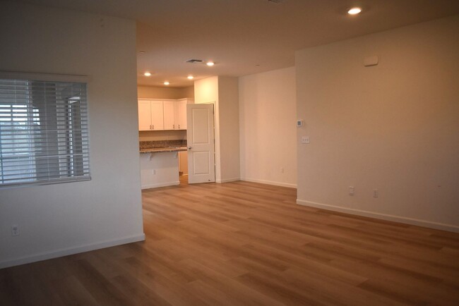 Foto del edificio - Beautiful almost new 3 bedroom 2/5 bath in...