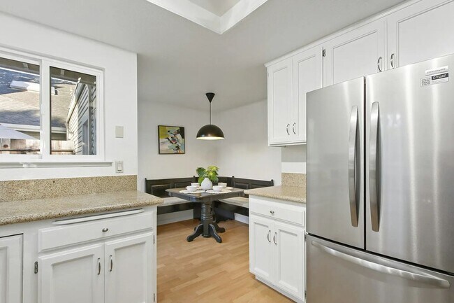 Foto del edificio - 325 E 8th St
