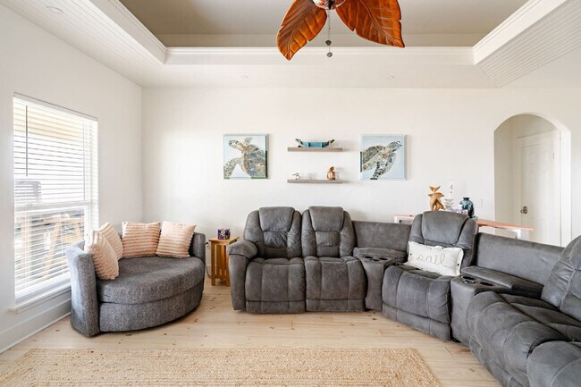 Building Photo - 986 Dolly St