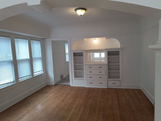 Building Photo - Ideal Home in Sherman Park! Seeking someth...