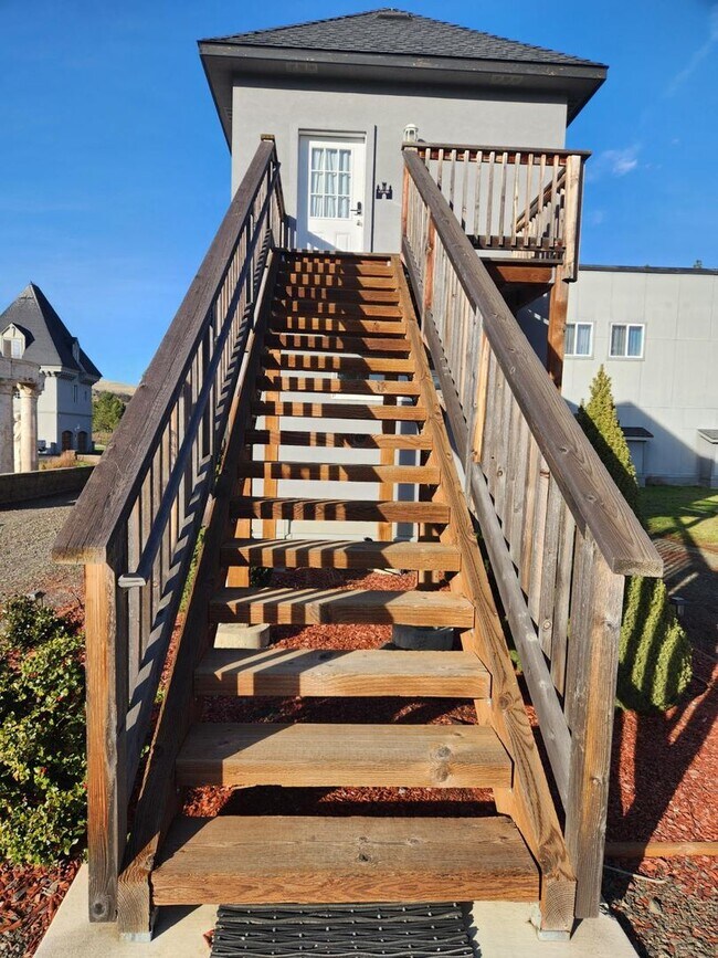 Foto del edificio - Furnished Two Bedroom Apartment on 27 Acre...