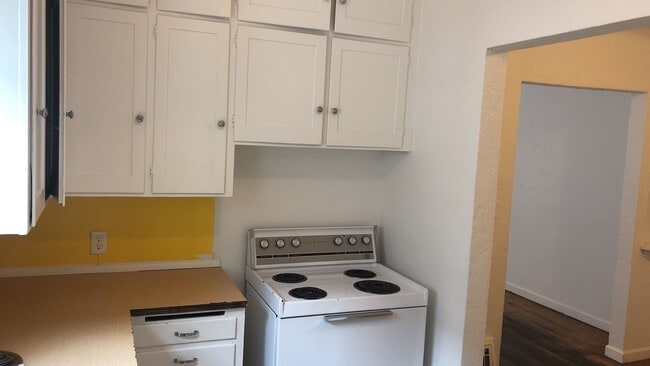 Building Photo - 813-815-817 NE A Street