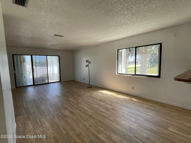Foto del edificio - 81 Emerald Ct