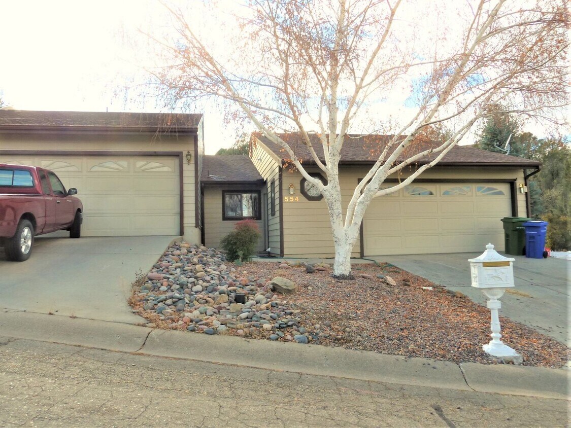Primary Photo - APPLY NOW - 554 Pineview Dr