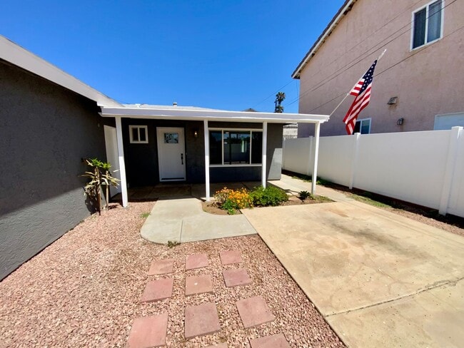 Building Photo - 3 bd/2ba Cottage with alley Access