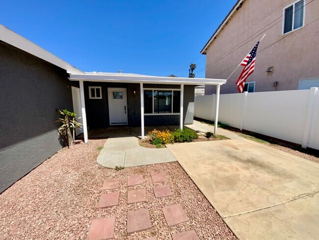 Foto del edificio - 3 bd/2ba Cottage with alley Access