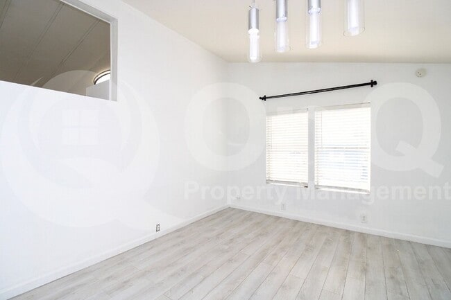 Foto del edificio - 1770 N Valley Dr