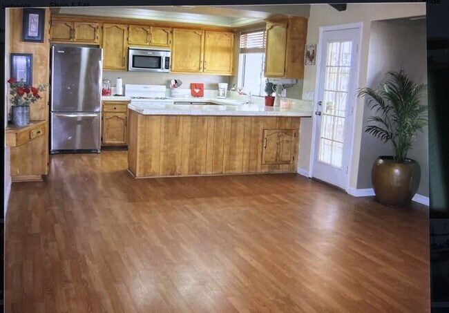 Foto del edificio - 28810 Lakeview Ave