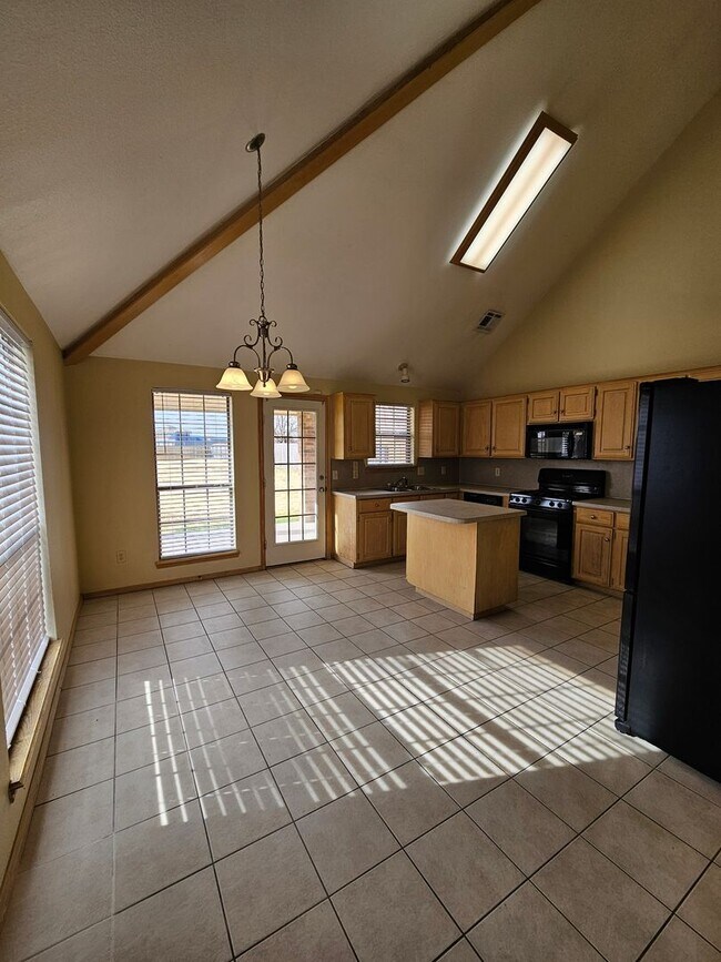 Foto del edificio - (4)Bed/(3)Bath in Moore w/ Shelter! Available NOW! Over 1700sqft!