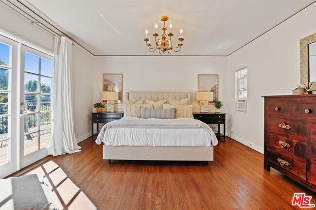 Foto del edificio - 2829 Beachwood Dr