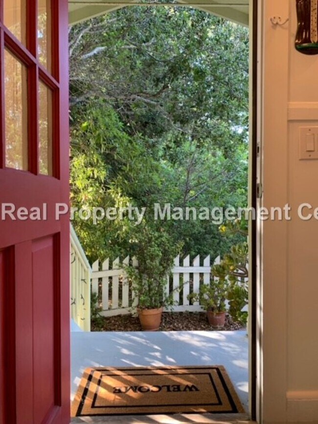 Building Photo - AVAILABLE NOVEMBER - Unfurnished 1 Bed / 1...