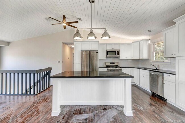 Building Photo - 24 Thimble Farms Rd