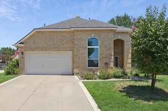 Building Photo - 8408 Island Ct